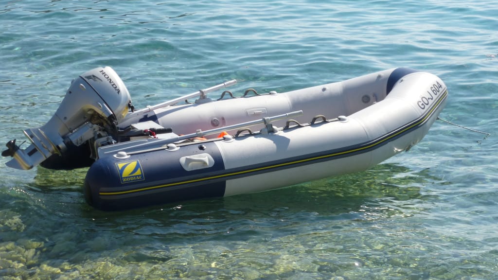 Schlauchboot Zodiac mit 20 PS Motor - Fahrspuren